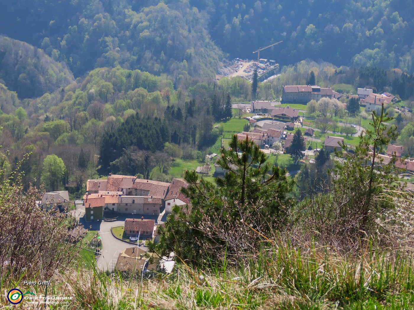 62 Ed ora dal Pizzo di Spino scendo a Pregaroldi .JPG